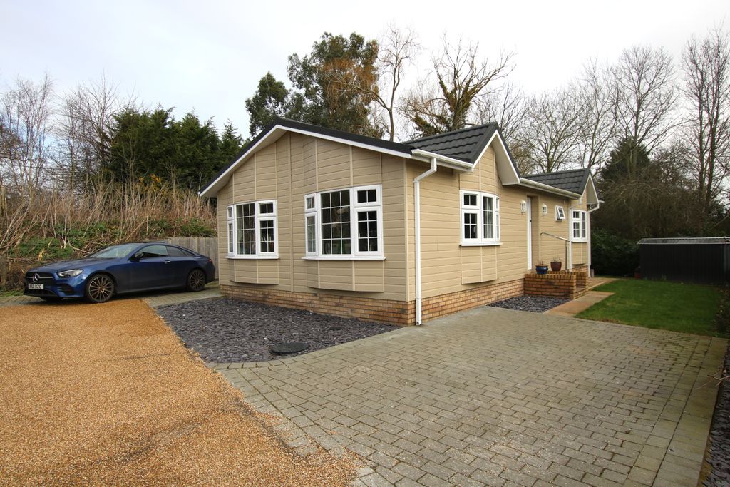 Property photo 2 of 17 9Newbourneparkh