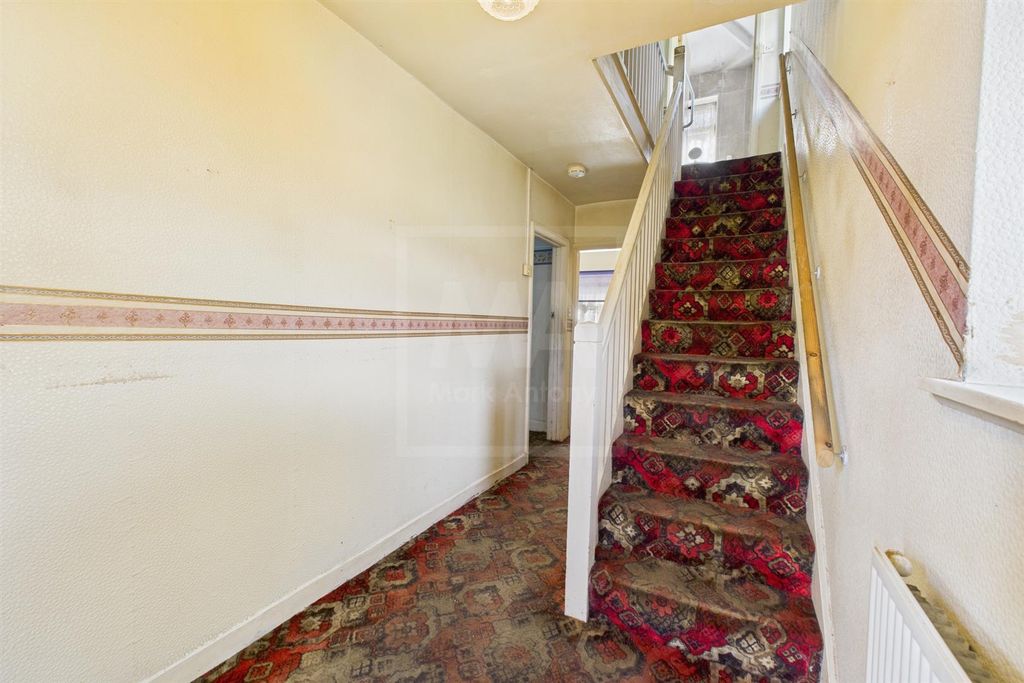 Property photo 3 of 13 Hall Way