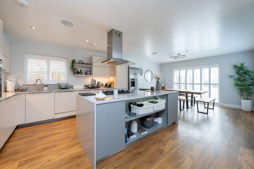 Property photo 3 of 30 Kitchen