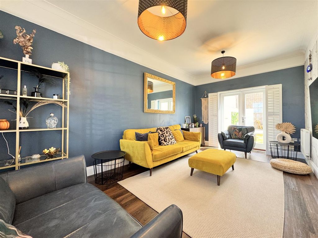 Property photo 2 of 40 Lounge