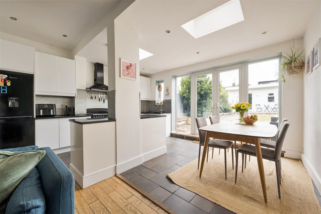 Property photo 3 of 47 Winchester Road, E4