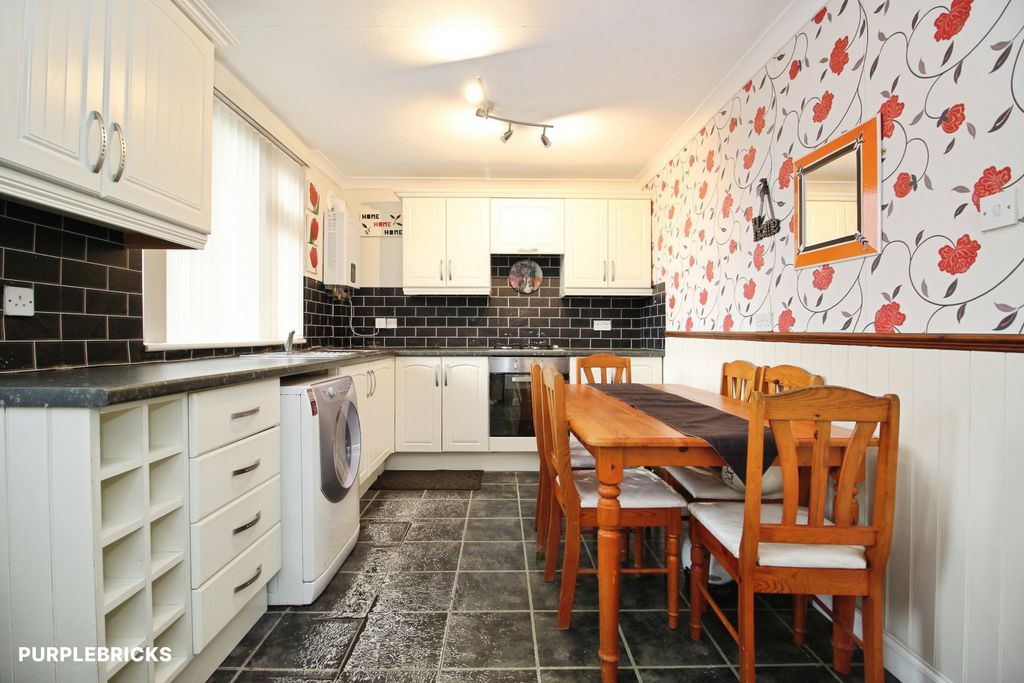 Property photo 3 of 19 Kitchen/Dining Room