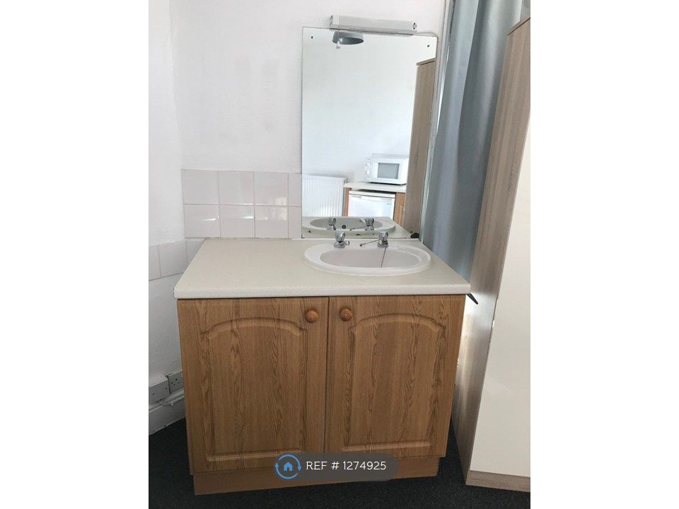 Property photo 2 of 8 Vanity Sink