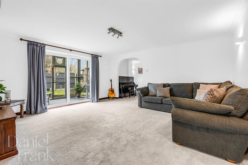 Property photo 2 of 33