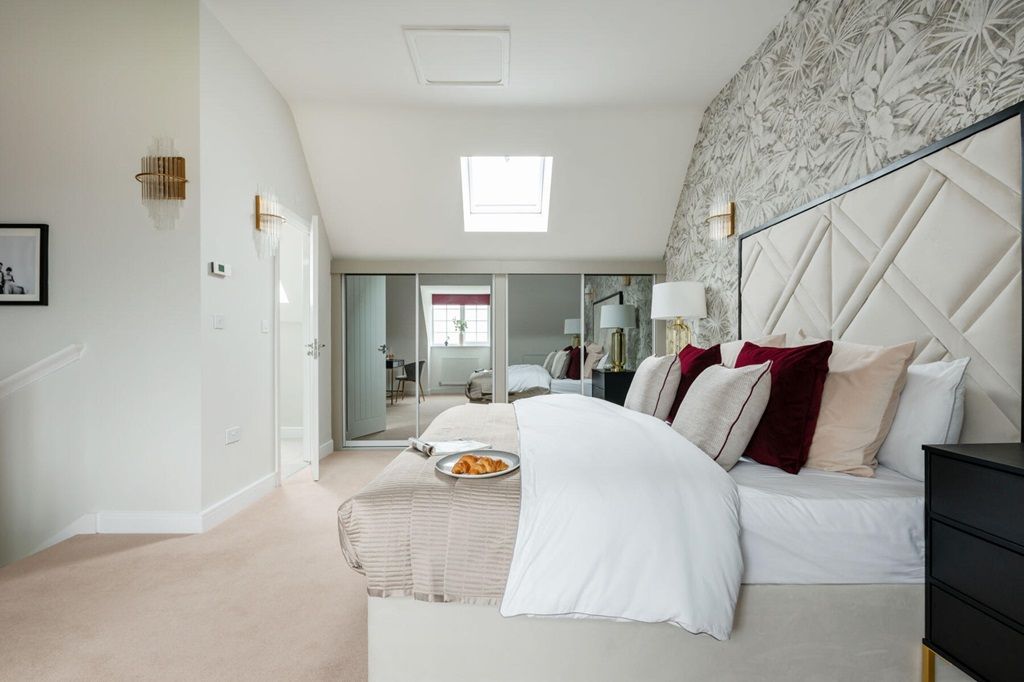 Property photo 1 of 13 Top Floor Haven With Double Bedroom, En Suite And Space To Work From Home