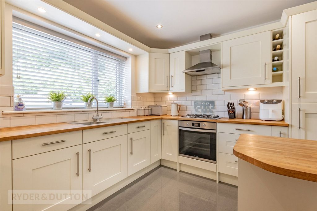 Property photo 3 of 19 Kitchen
