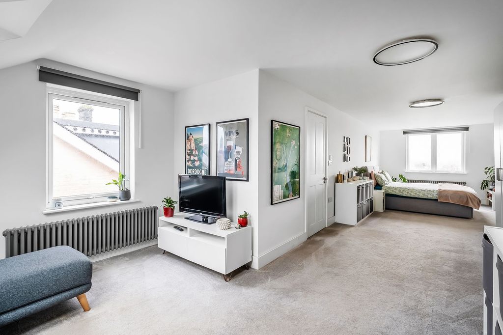 Property photo 2 of 32