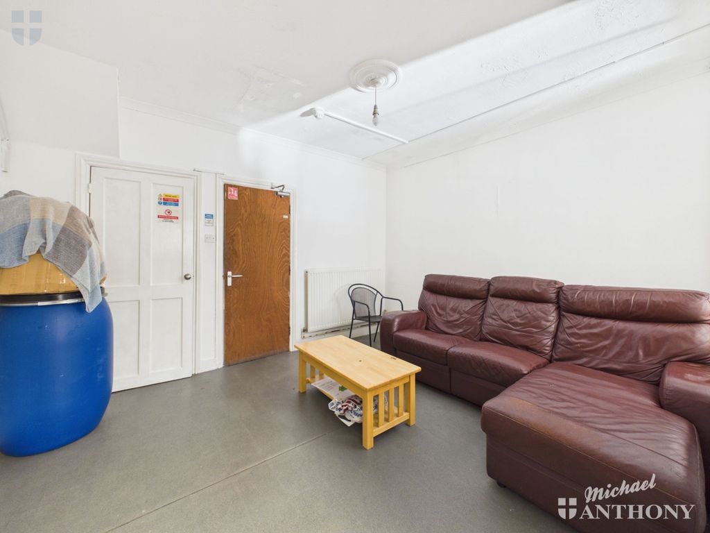 Property photo 2 of 18 Cam03852G0-Pr0824-Still001