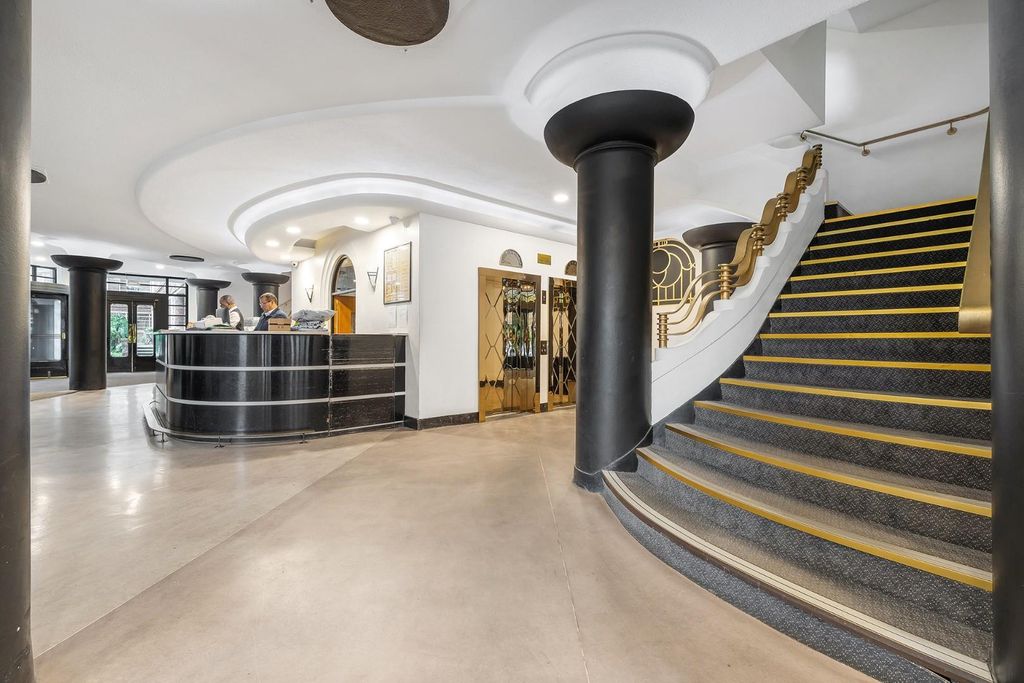 Property photo 2 of 12 Communal Entrance Hall (2).Jpg