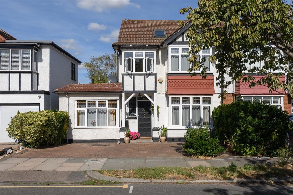 Property photo 1 of 24 Wynchgate 1.Jpg