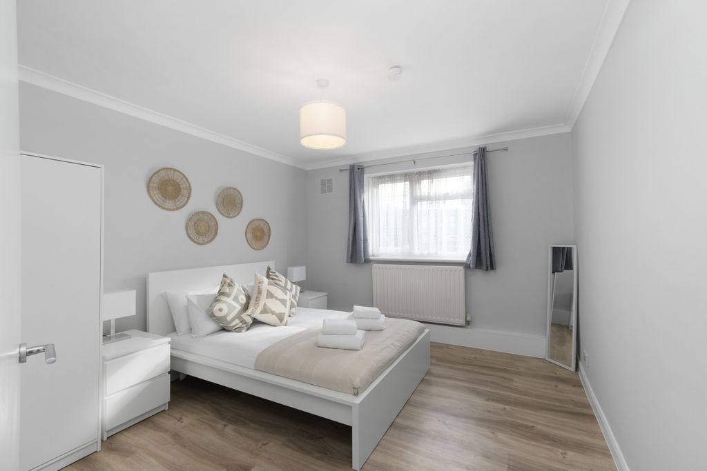 Property photo 3 of 25 Roost Sw18 Morris...