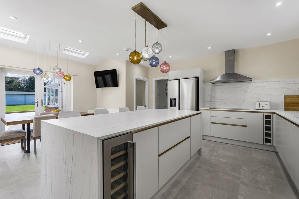 Property photo 3 of 27