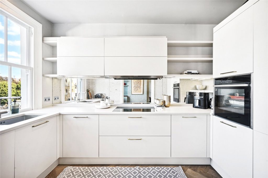 Property photo 3 of 10 Kitchen