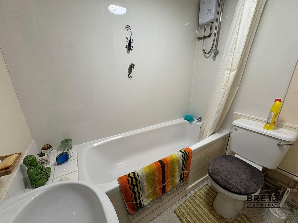 Additional image 8 of 6 bed flat for saleVictoria Road, Milford Haven, Pembrokeshire. SA73