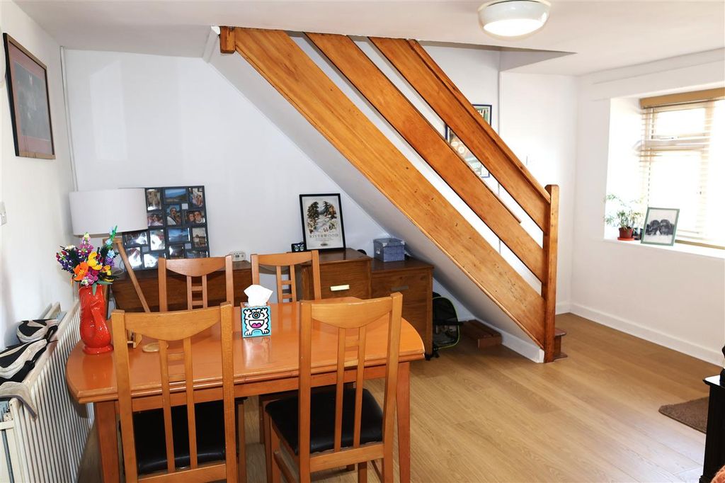 Property photo 3 of 11 .