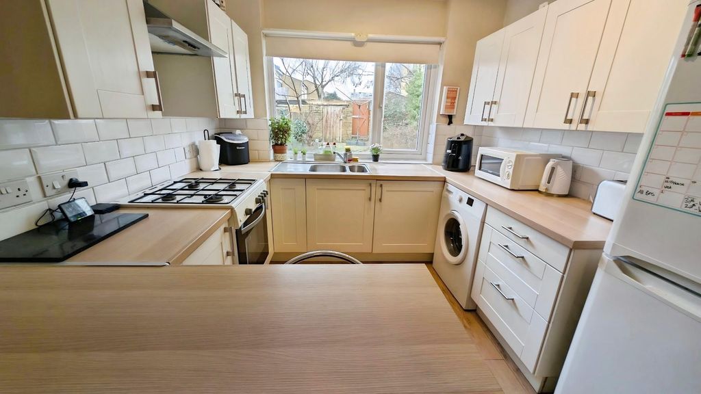 Property photo 3 of 27 63E28F82-Pxl_20260126_124258696.Jpg