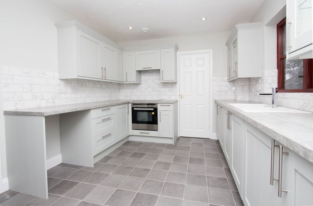 Property photo 2 of 10 Kitchen