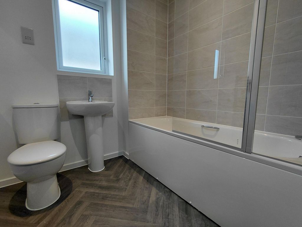 Property photo 3 of 10 Family Bathroom