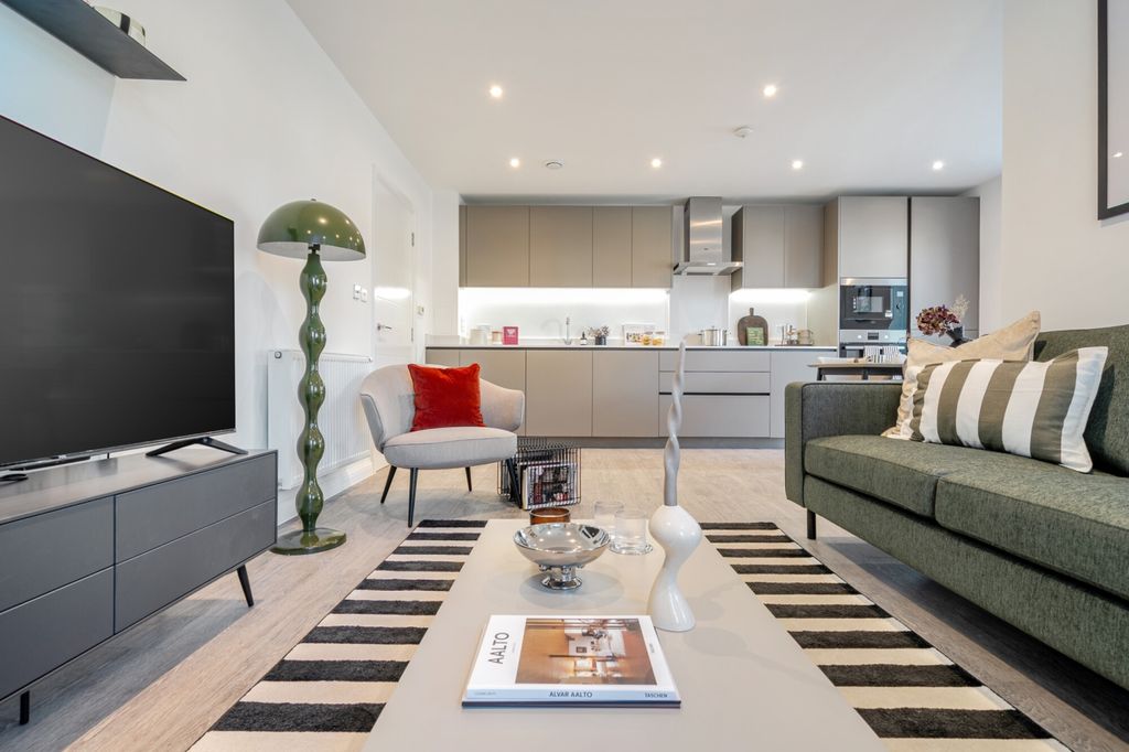 Property photo 3 of 14 1453400-5-69F338d...