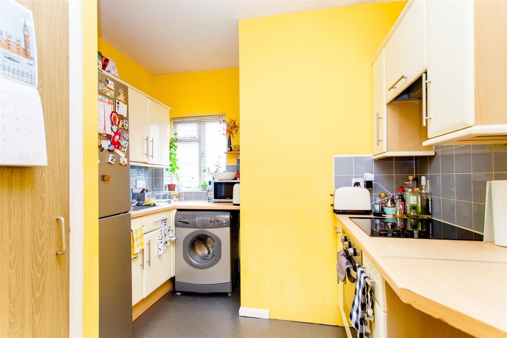 Property photo 3 of 9 Kitchen