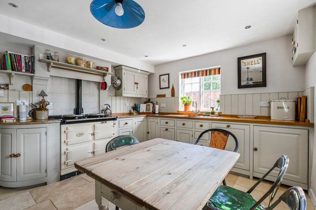 Property photo 3 of 19 Kitchen