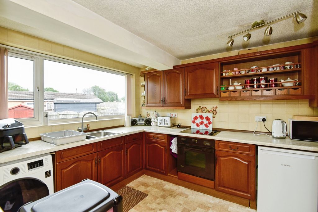 Property photo 3 of 20 Kitchen