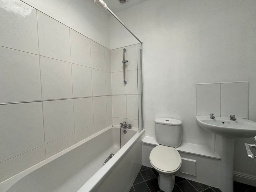 Property photo 3 of 5 8c Albert - Bathroom