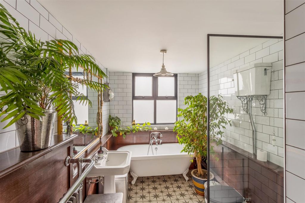 Property photo 3 of 23 17 Denmark Terrace-24.Jpg