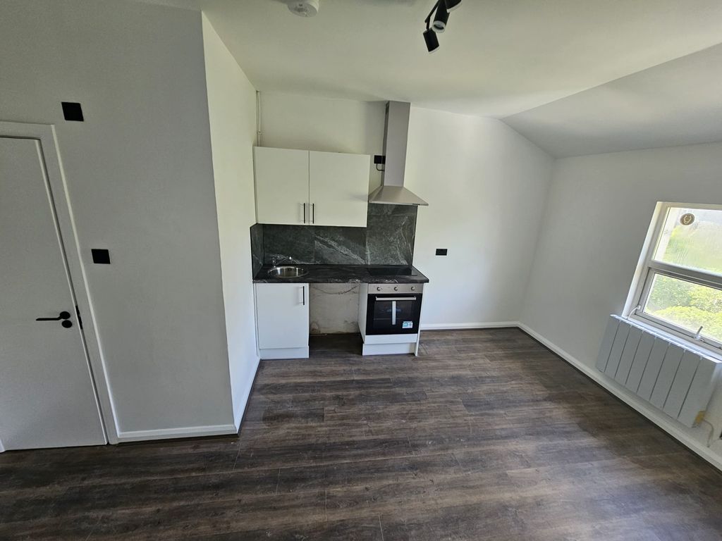 Property photo 1 of 4 Kitchenette