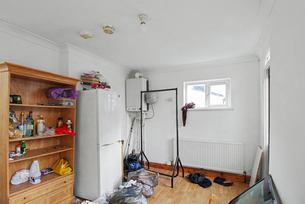 Property photo 3 of 12 First Floor Flat, 1 Frith Road, Leyton, London E11 4Ex