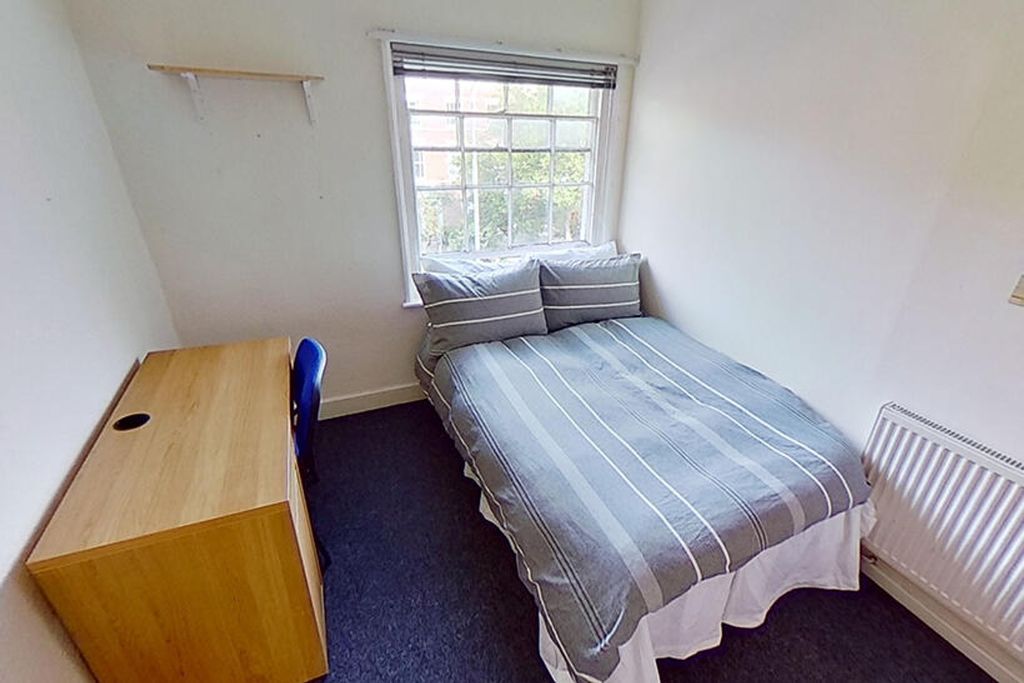 Property photo 3 of 5 This Inviting Double Bedroom Features A Comfortabl...