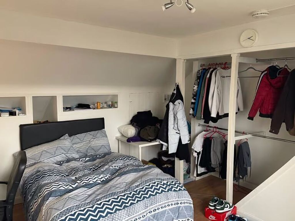 Property photo 3 of 9 A Cozy Double Bedroom With A Comfortable Bed And A...