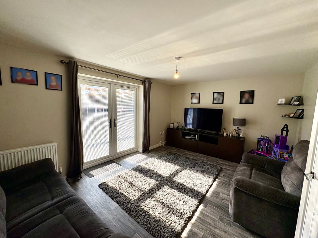 Property photo 3 of 22 Lounge