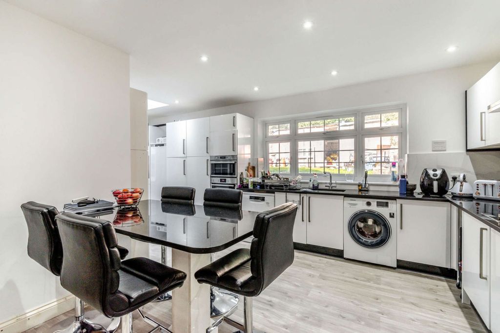 Property photo 2 of 27