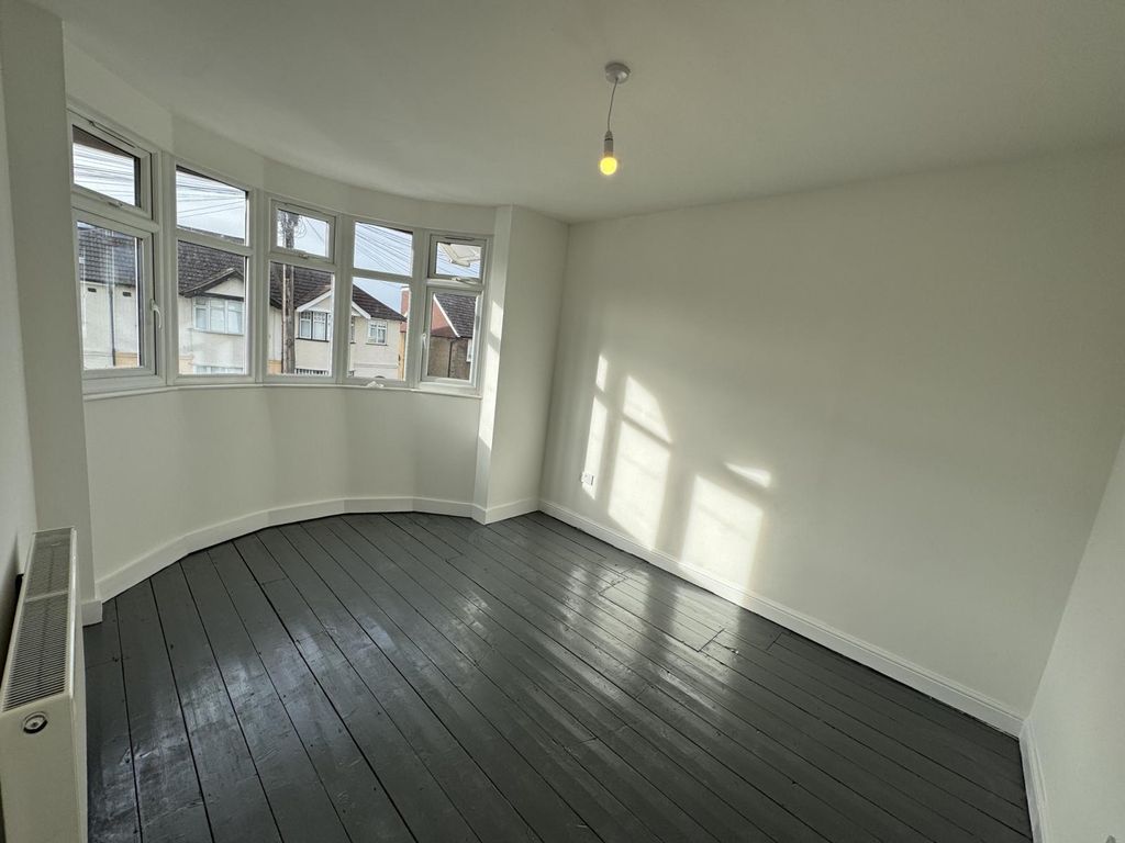 Property photo 1 of 11 Large 3 Bedroom House