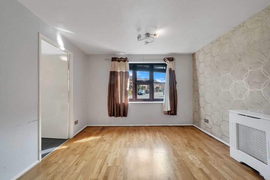 Property photo 3 of 10 8