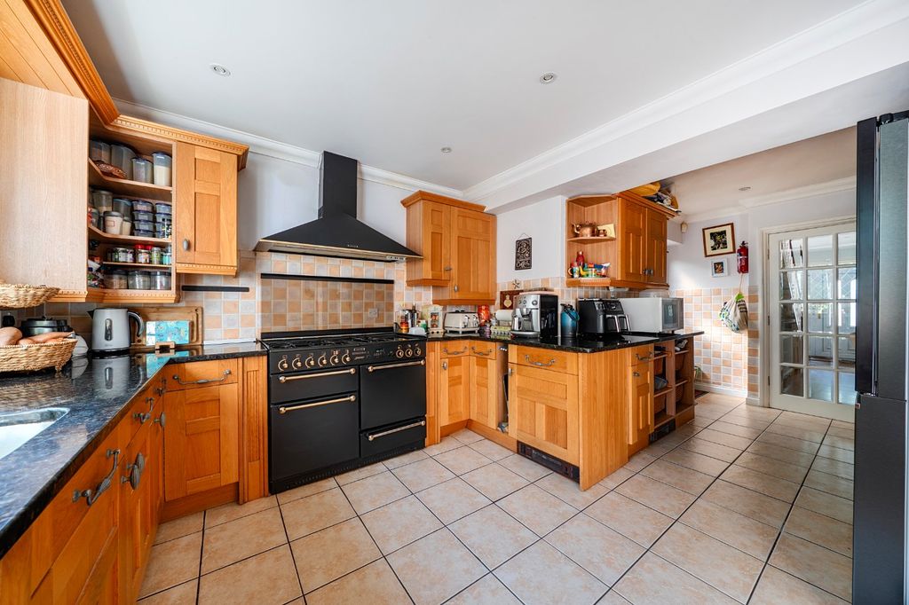 Property photo 3 of 11 Kitchen