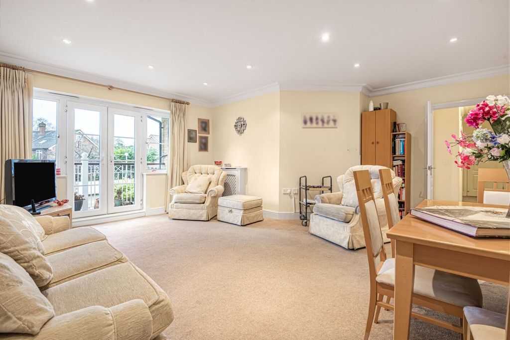 Property photo 2 of 16 Lounge / Diner