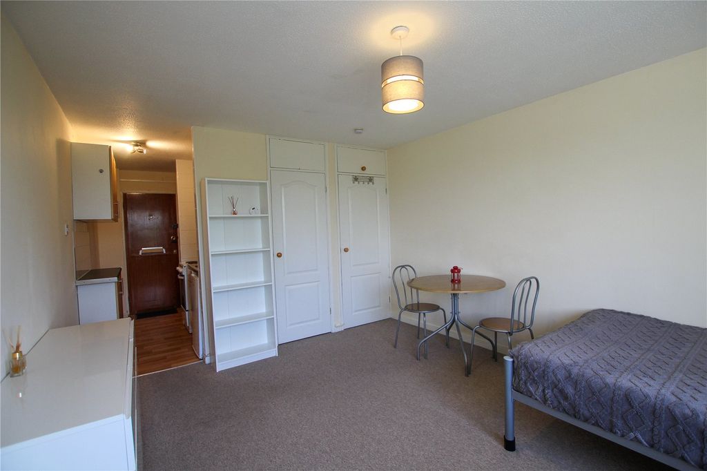 Property photo 2 of 10 Bed/ Sitting Room.
