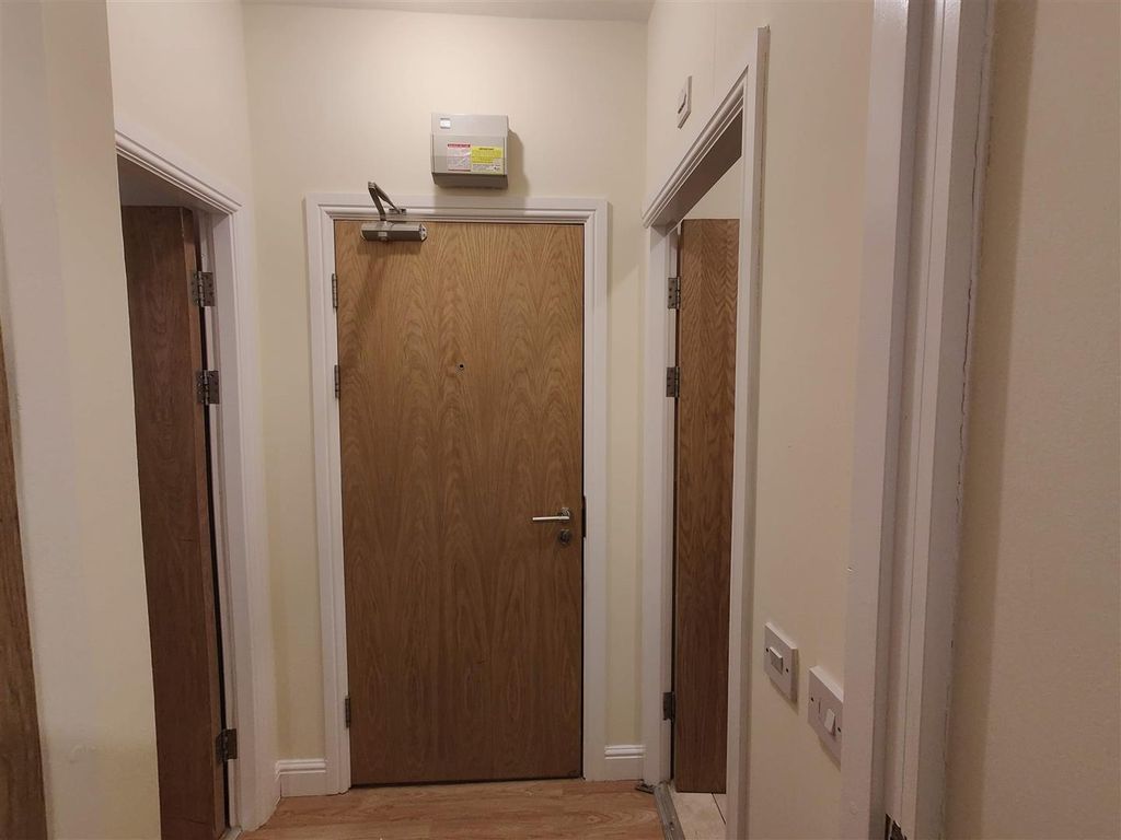 Property photo 3 of 6 Entrance/Vestibule