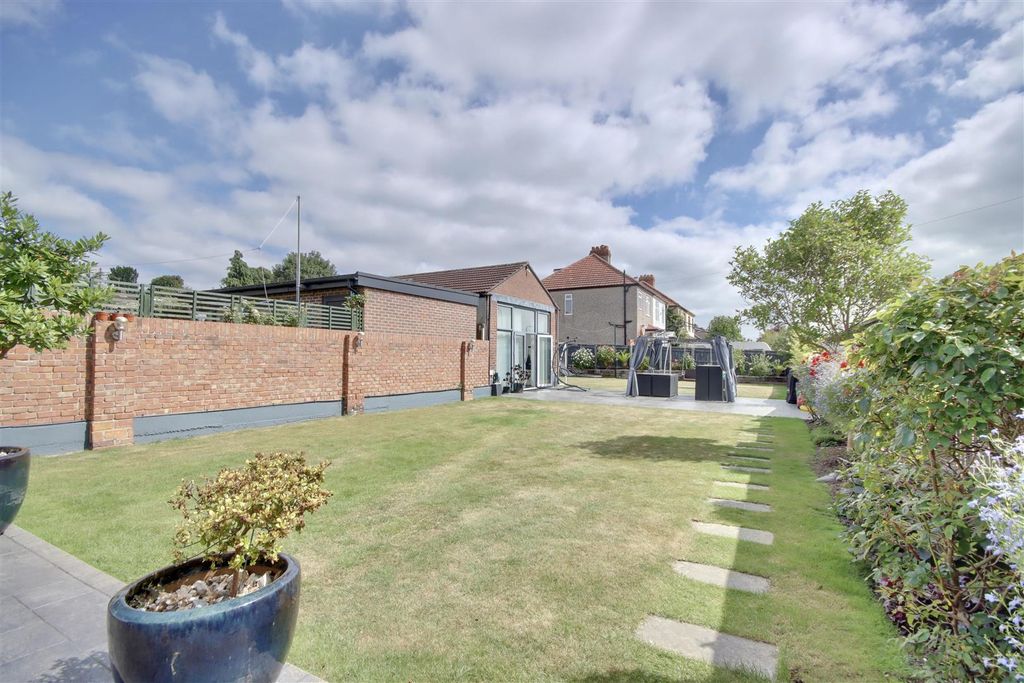 Property photo 2 of 38 33D75998-952D-4165-A3F9-Bc4Cddcc7Dd9_1_201_A.Jpeg