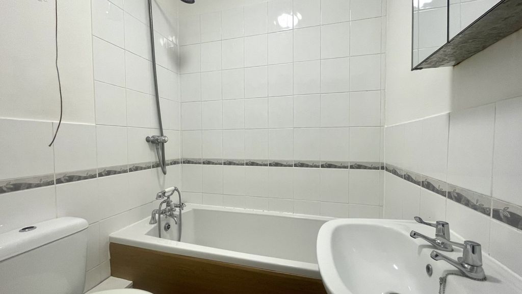 Property photo 3 of 7 Bathroom