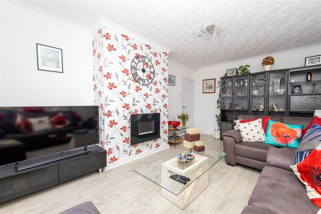 Property photo 2 of 16 Lounge