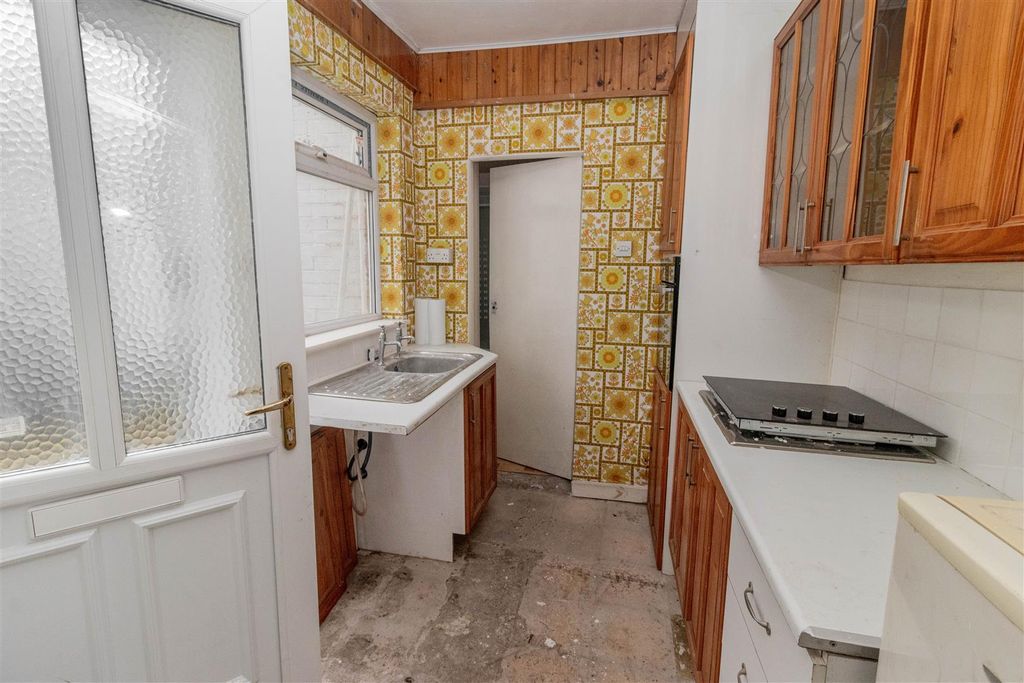 Property photo 3 of 8 Kitchen