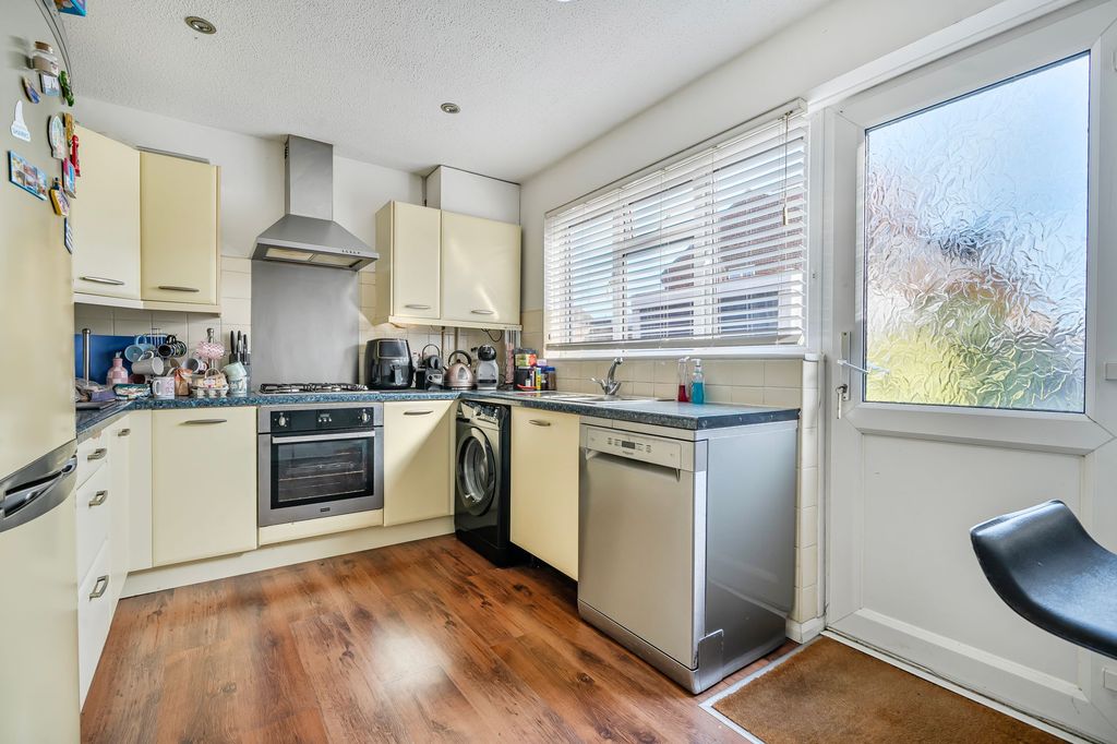 Property photo 3 of 10 Kitchen