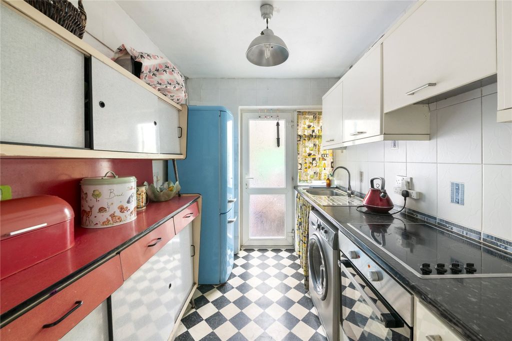 Property photo 3 of 9 Kitchen