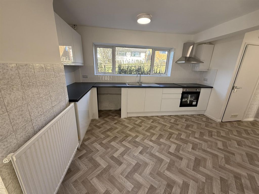 Property photo 2 of 31 Kitchen 1 Of 4