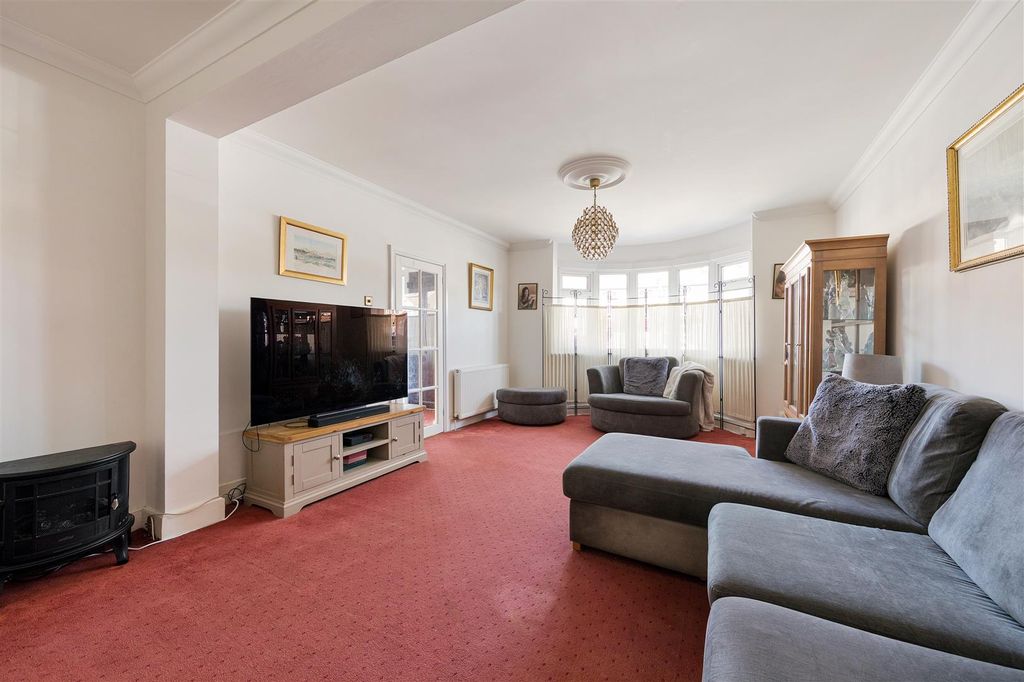 Property photo 1 of 24 New Road, E4