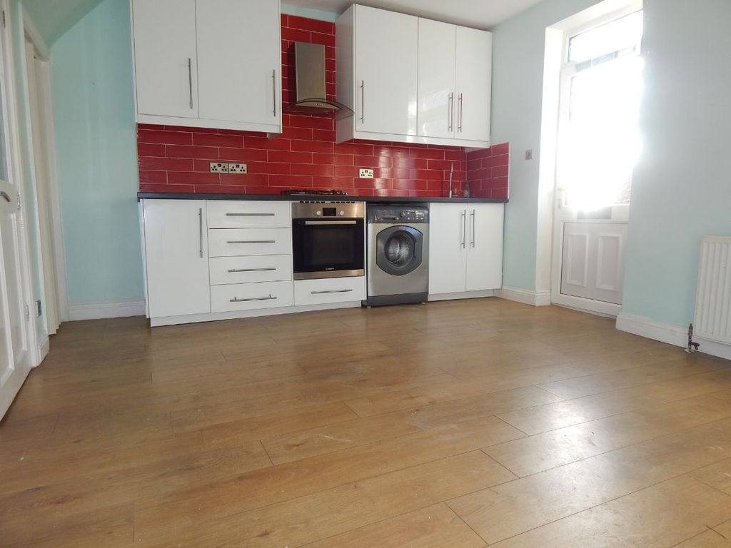 Property photo 3 of 16 Kitchen