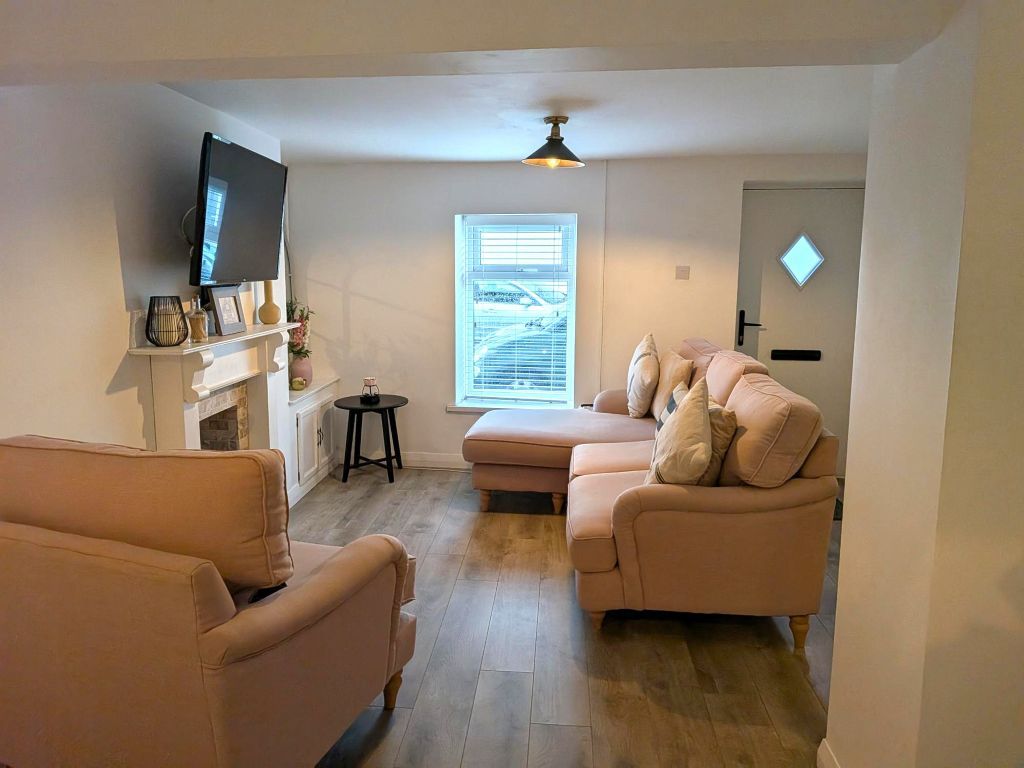 Property photo 3 of 11 Dining Room